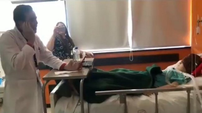 Médico le cantó a un niño hospitalizado y se volvió viral