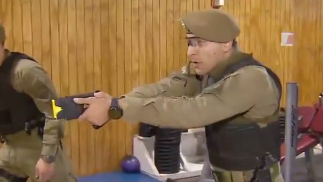 Carabineros capacita personal para utilizar polémicas pistolas Taser