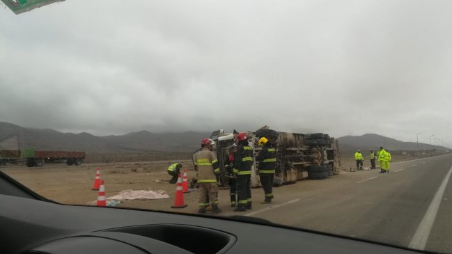 Camión volcó entre Vallenar y Copiapó: Un muerto y un lesionado