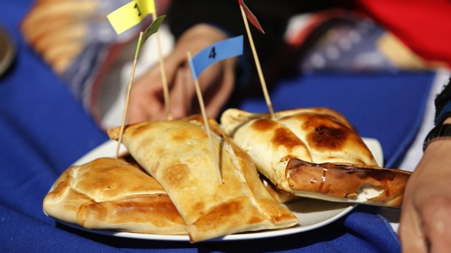  Polémica compra de empanadas en Maipú llegó a la Contraloría  