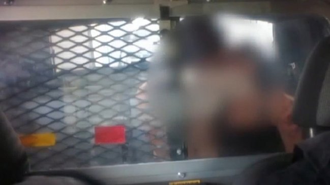 Apasionada pareja tuvo sexo en un vehículo policial tras ser detenida