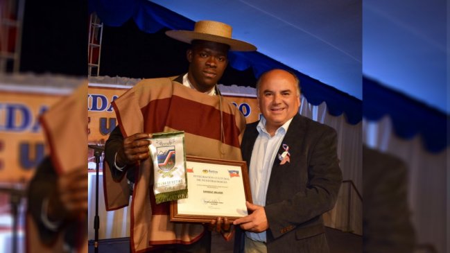 Premian a joven haitiano que enseña cueca en el Maule