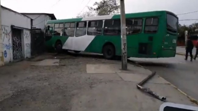 Bus del Transantiago destruyó parte de una casa tras colisionar con dos vehículos