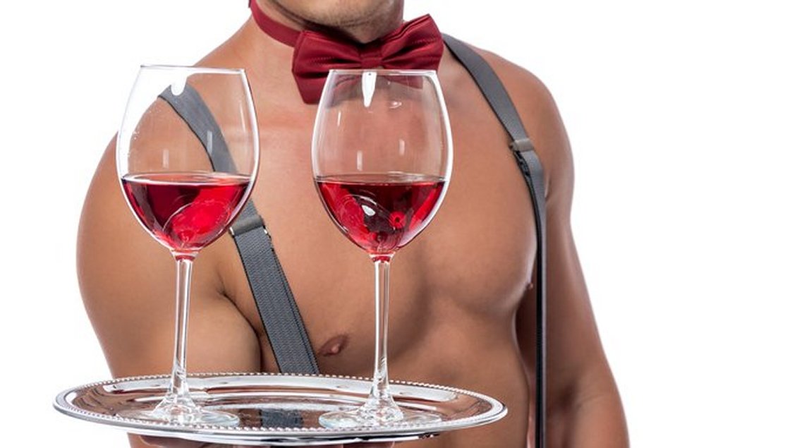 Pareja nudista no encuentra meseros que trabajen desnudos para su boda