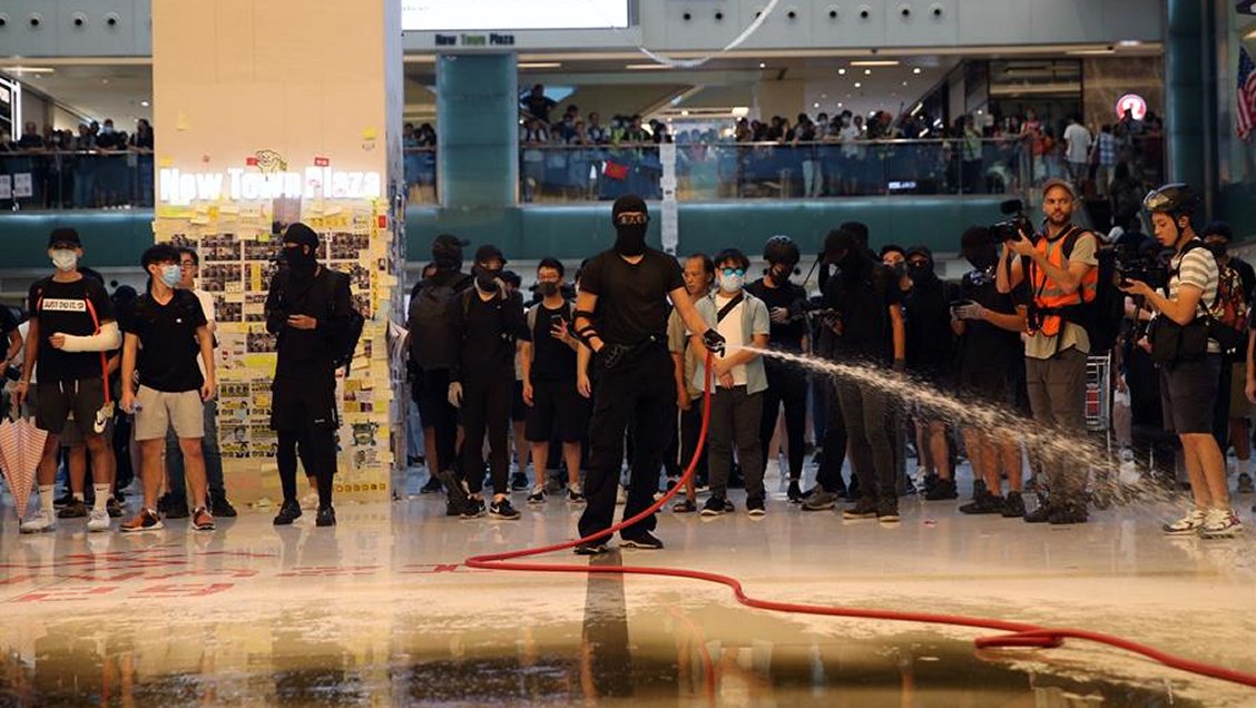 Manifestantes de Hong Kong se toman centros comerciales vinculados a China