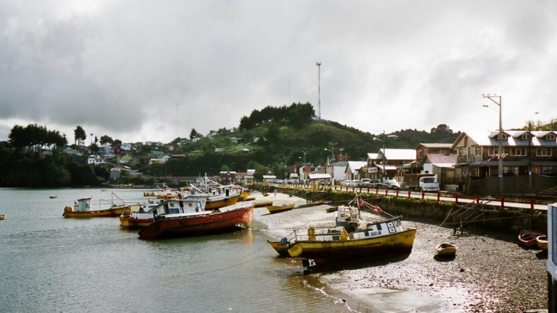 Roban un motor fuera de borda a turistas franceses en Quemchi