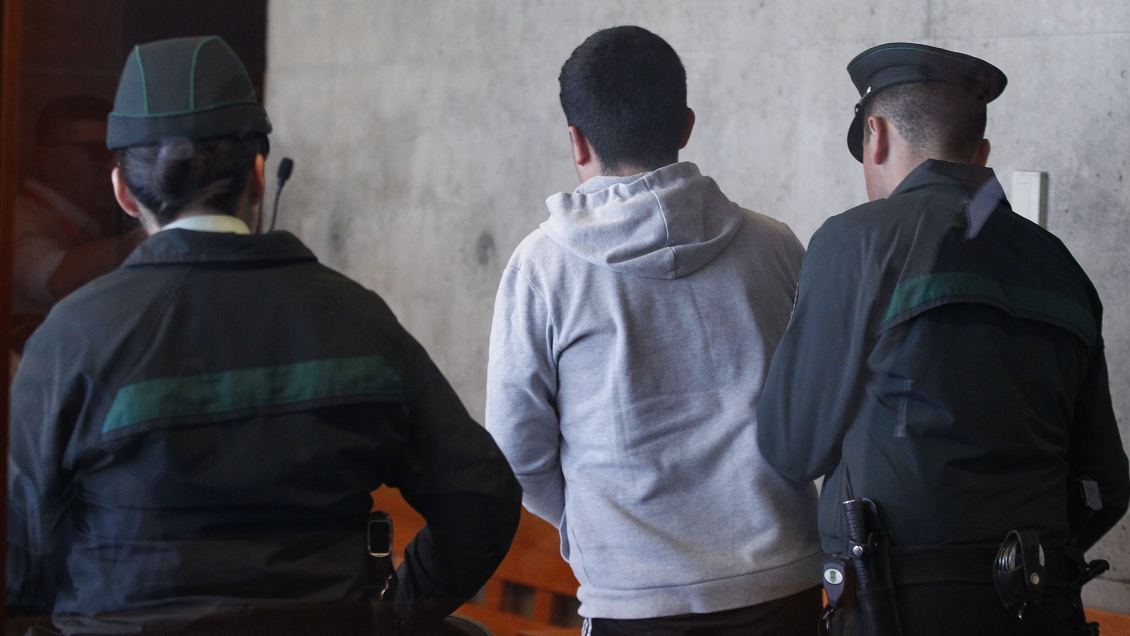 Prisión preventiva para joven acusado de apuñalar 20 veces a ex polola de 17 años