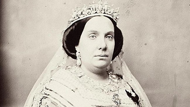 Gobierno iraní retiró litografía de Isabel II donde aparece con escote