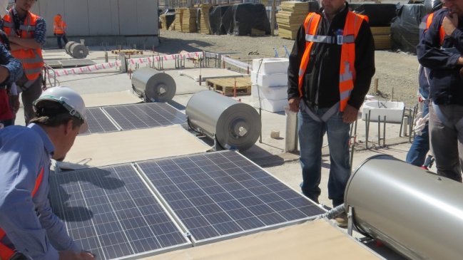 Instalarán sistemas solares térmicos en 250 viviendas vulnerables de Ñuble