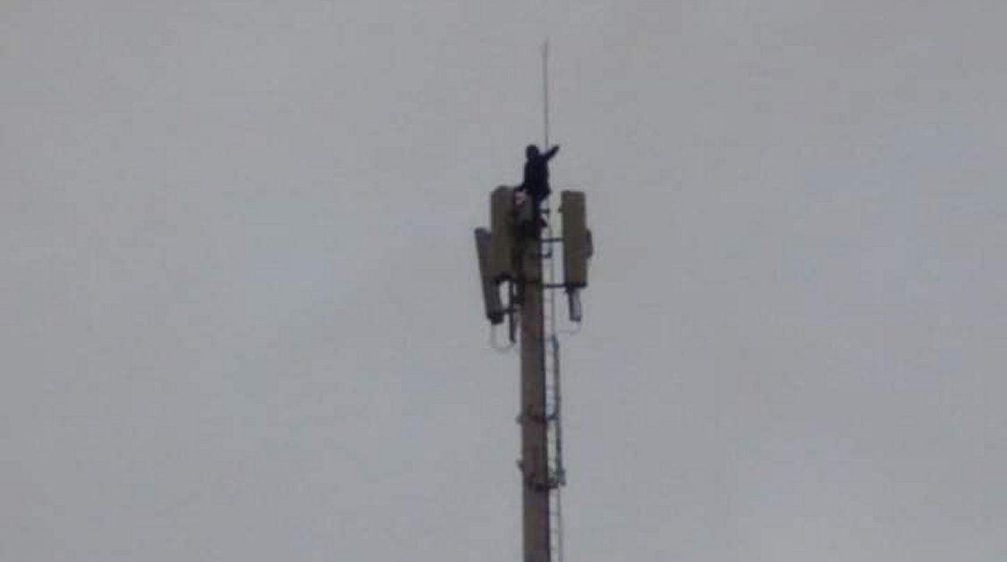 Hombre trepó torre de telefonía de 40 metros en Chonchi