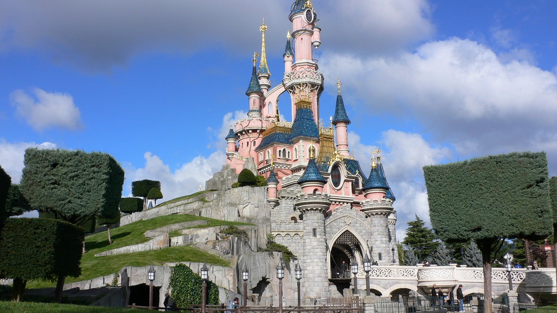 Se drogó con LSD, más de 100 personas lo buscaron y apareció desnudo en Disneyland París