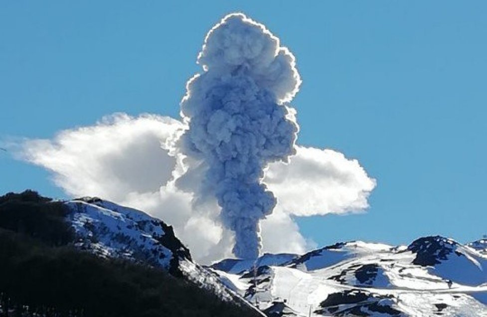 Cenizas del Volcán Nevados de Chillán caen en sectores poblados de Ñuble