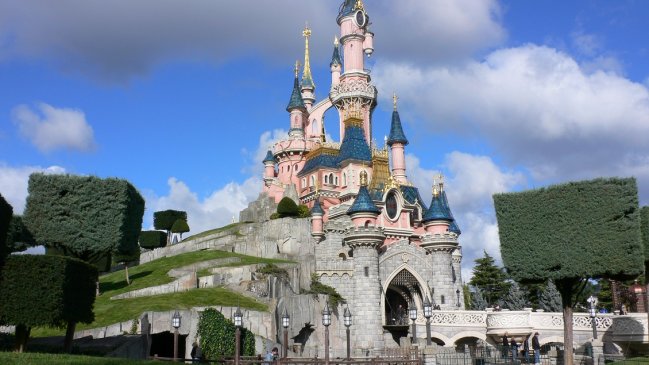 Se drogó con LSD, más de 100 personas lo buscaron y apareció desnudo en Disneyland París
