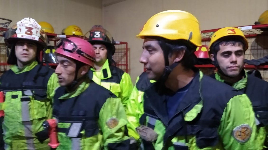 Bomberos rescató a hombre que amenazó con tirarse al vacío desde 40 metros en Chonchi