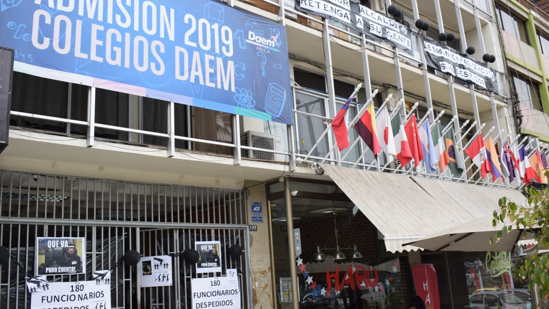 Funcionarios municipales de Arica realizan paro por bajos cupos laborales al Servicio Local de Educación