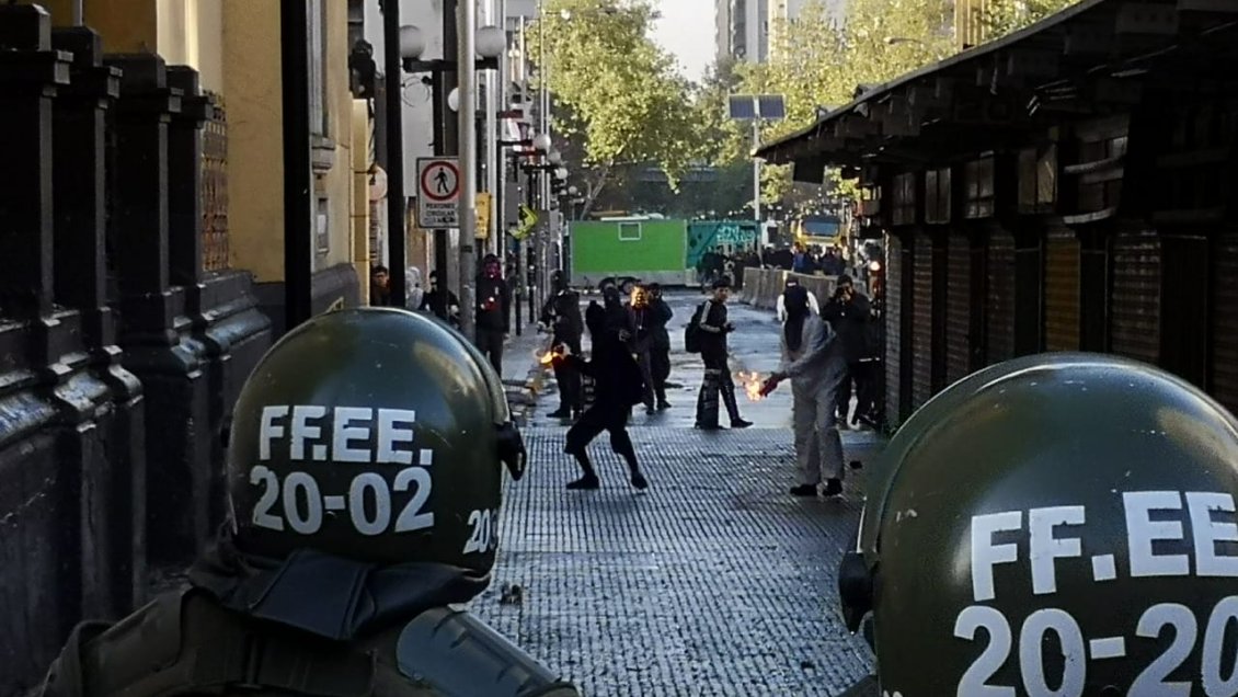 Dos estudiantes detenidos y un carabinero lesionado en incidentes en el Instituto Nacional