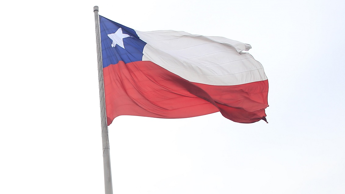 Anciano falleció sacando la bandera chilena de su casa