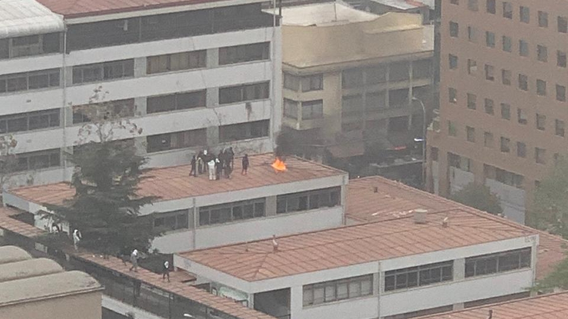 Encapuchados lanzan molotovs a Carabineros desde techos del Instituto Nacional