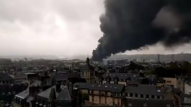 Gigantesco incendio en una planta de productos químicos en el noroeste de Francia