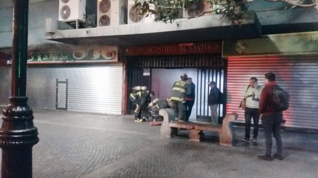 Principio de incendio en fuente de soda movilizó a Bomberos al casco histórico de Santiago