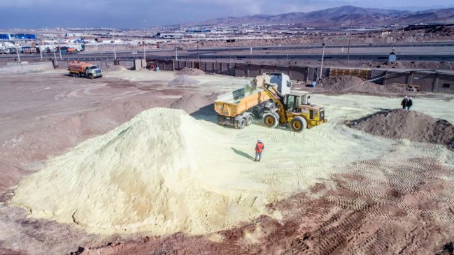 Retiran azufre que provocó emergencia química tras incendio en Alto Hospicio