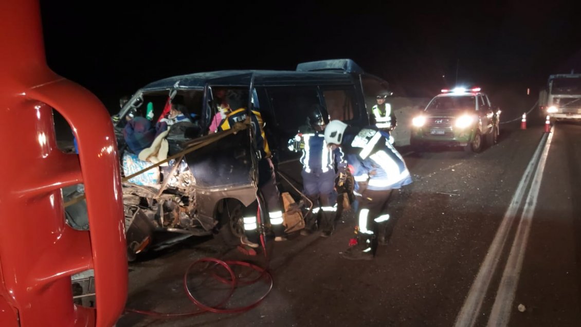 Tarapacá: Colisión entre furgón y camión dejó dos personas lesionadas en la Ruta 15 CH