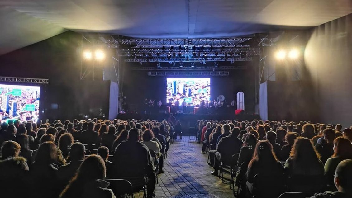 Profesores de la Universidad Católica dictarán clases de teatro en Iquique