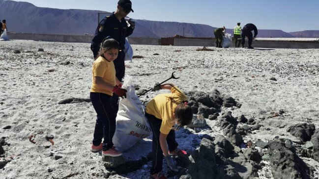 Voluntarios limpiaron tres playas del borde costero de Iquique