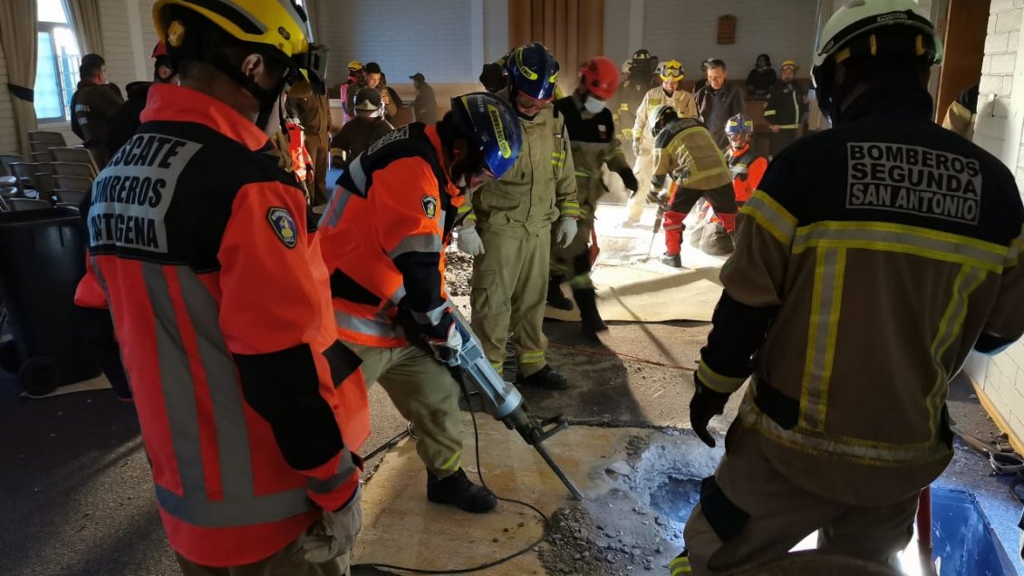 Bomberos rescató a hombre que entró a robar a iglesia de Cartagena y quedó atrapado en ducto