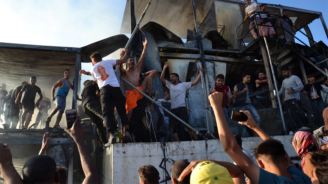 Incendio en campamento de refugiados en Grecia deja al menos un muerto