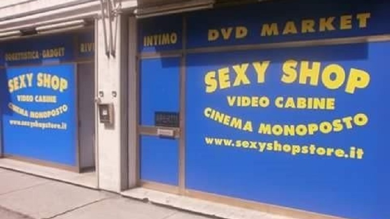 Turista entró a una tienda a mirar una película porno y murió