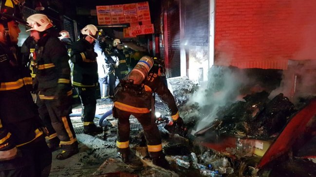 Incendio destruyó un local en el Mercado Tirso de Molina de Recoleta