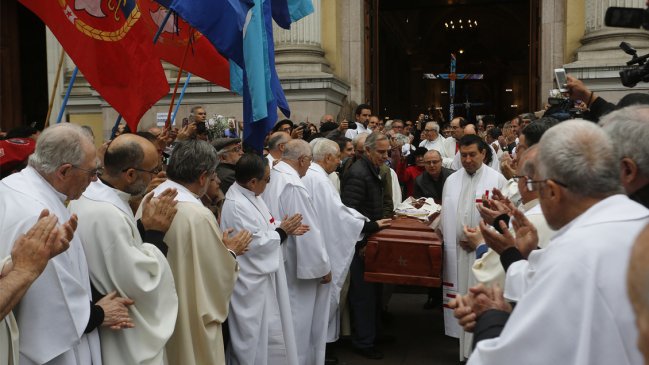 Cientos de personas despidieron a sacerdote José Aldunate en la Iglesia San Ignacio