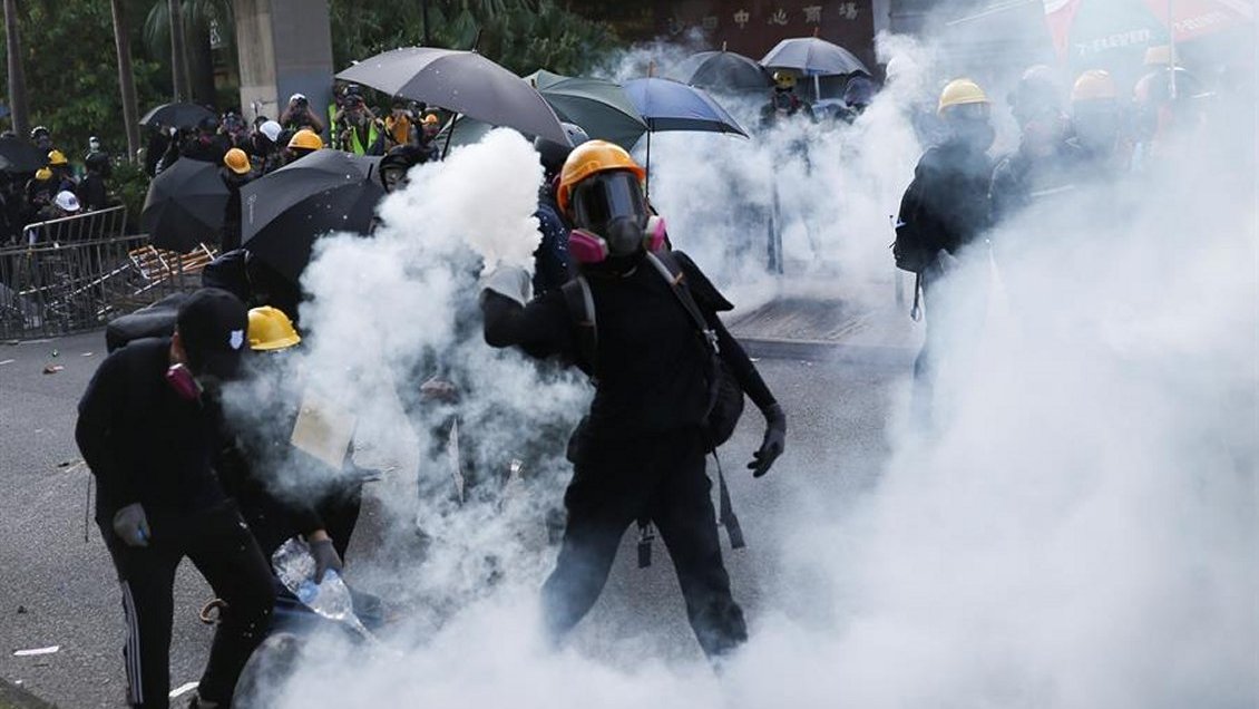 Prensa local asegura que un manifestante fue herido a bala en Hong Kong