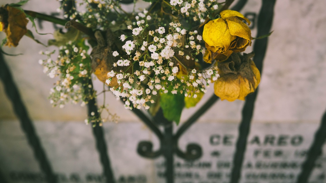 Abandonaron a un bebé recién nacido en el ataúd de un cementerio en Bolivia