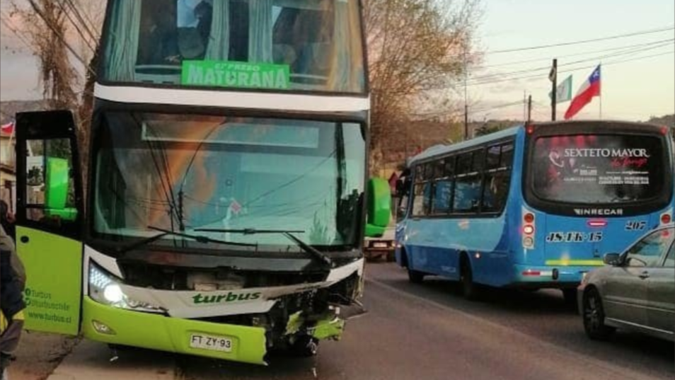 Villa Alemana: Automovilista murió al impactar a toda velocidad contra un bus