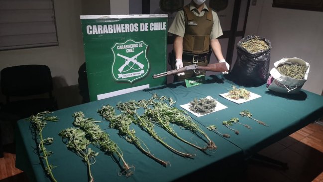 Carabineros detuvo a un hombre que tenía en su casa dos kilos de marihuana y una escopeta