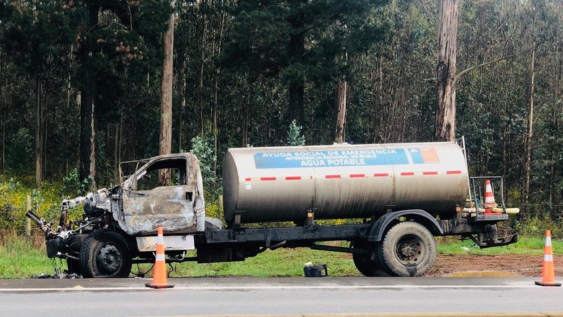 Encapuchados quemaron camión repartidor de agua en Arauco