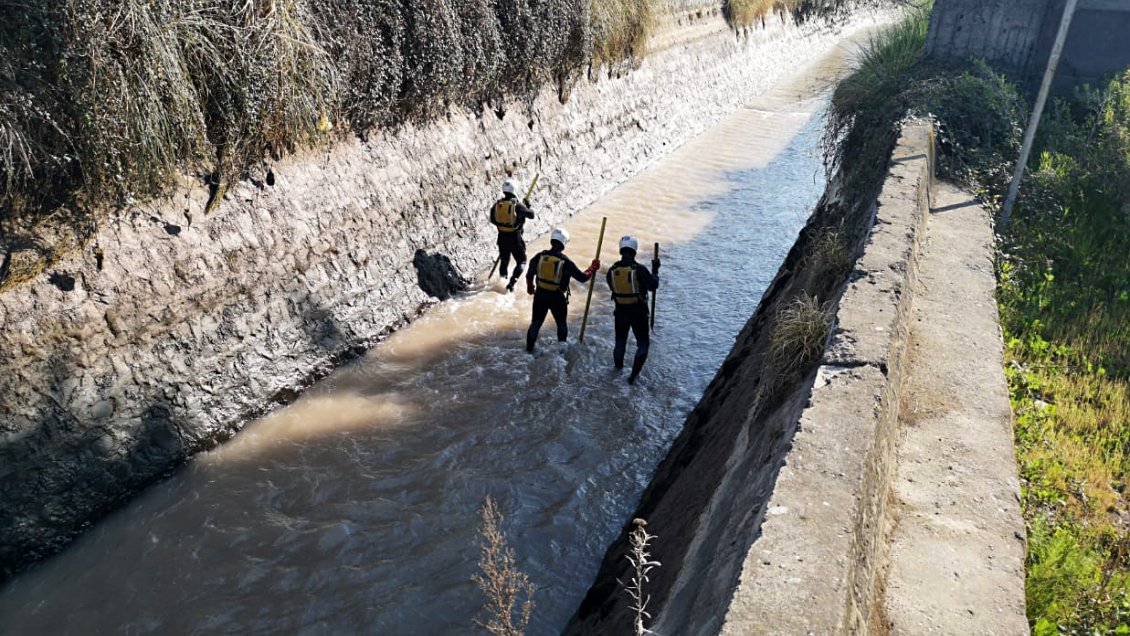 Mujer fue encontrada muerta en un canal de regadío en Puente Alto