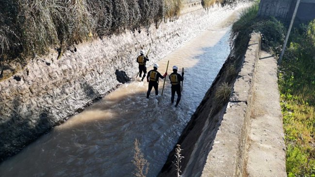 Mujer fue encontrada muerta en un canal de regadío en Puente Alto