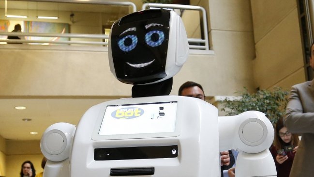  Robot que visitó el Congreso embromó a Pepe Auth  