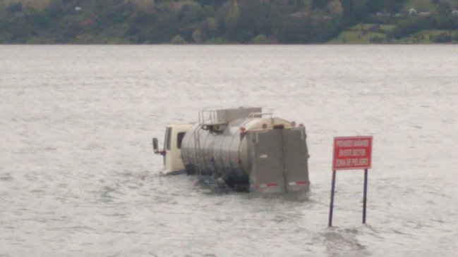 Camión cargado con leche se precipitó al lago Llanquihue en Frutillar Bajo