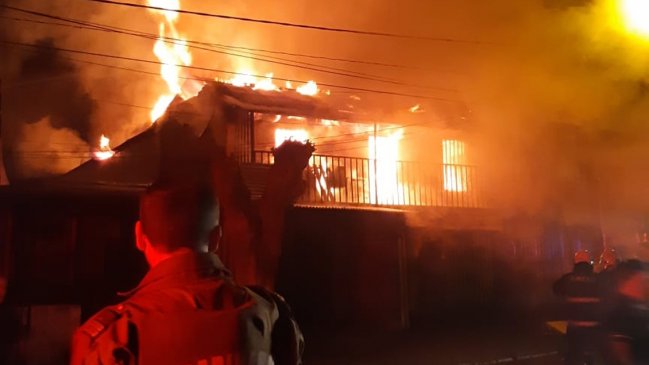 Incendio destruyó dos casas en Pedro Aguirre Cerda y dejó decenas de damnificados