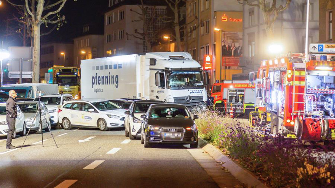 Un camión robado chocó contra varios autos en Alemania y autoridades no descartan terrorismo