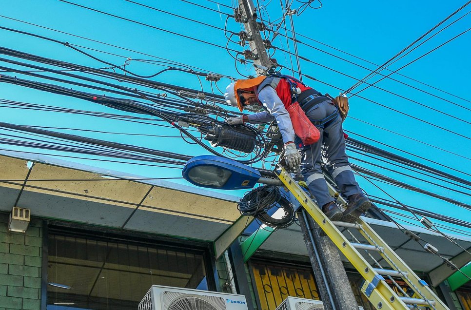 Más de 31 kilómetros de cableado aéreo en desuso se han retirado del centro de Chillán