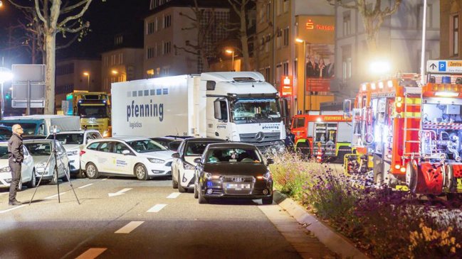Un camión robado chocó contra varios autos en Alemania y autoridades no descartan terrorismo