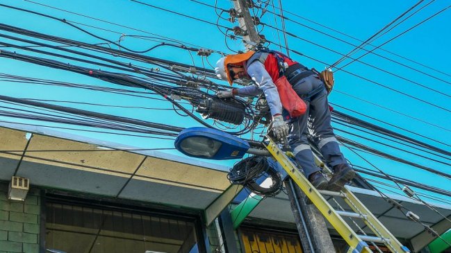 Más de 31 kilómetros de cableado aéreo en desuso se han retirado del centro de Chillán
