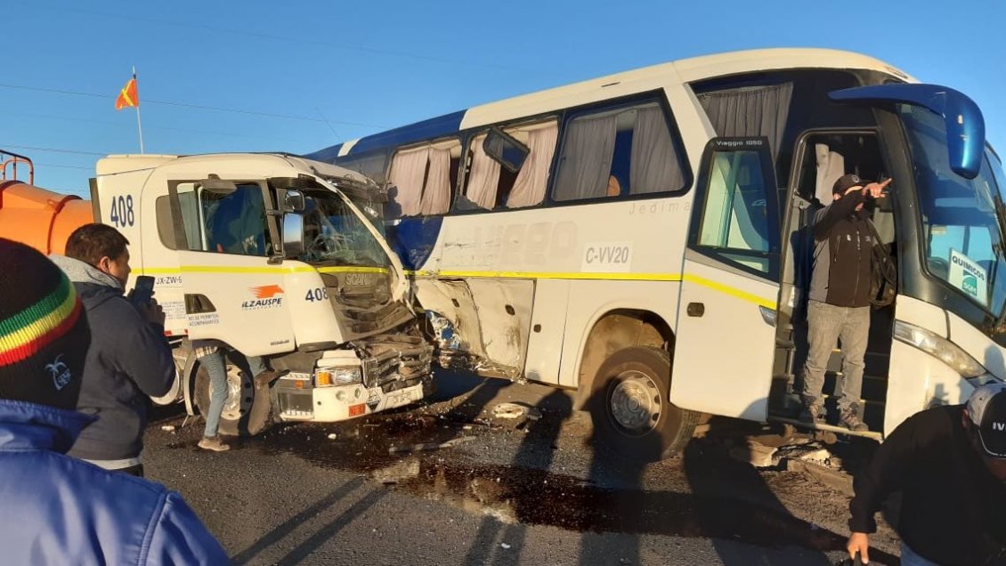 Tarapacá: Camión cargado con ácido colisionó con bus de trabajadores en cercanías de SQM