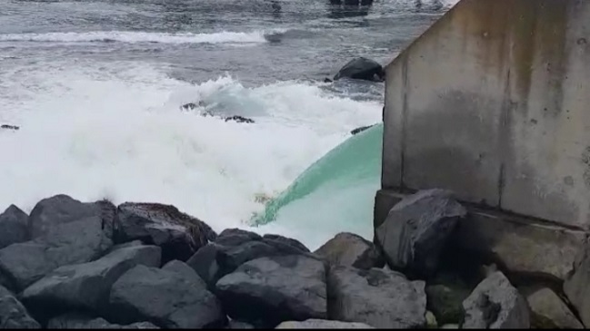 Descarga de aguas verdes y espumosas inquieta a pescadores de Coronel