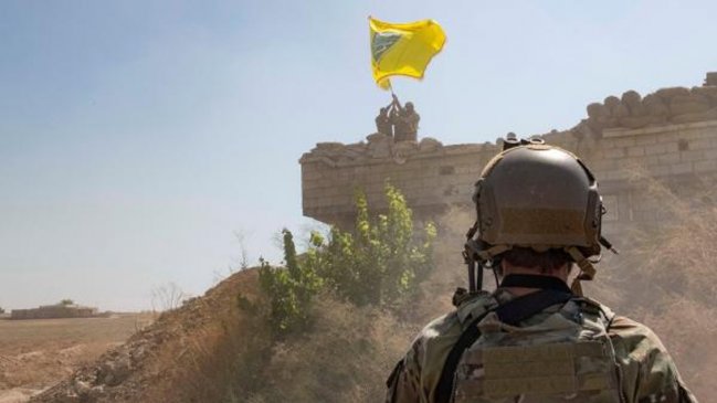 Kurdos abrieron la puerta a pactar con Damasco para hacer frente a Turquía, que inició bombardeo